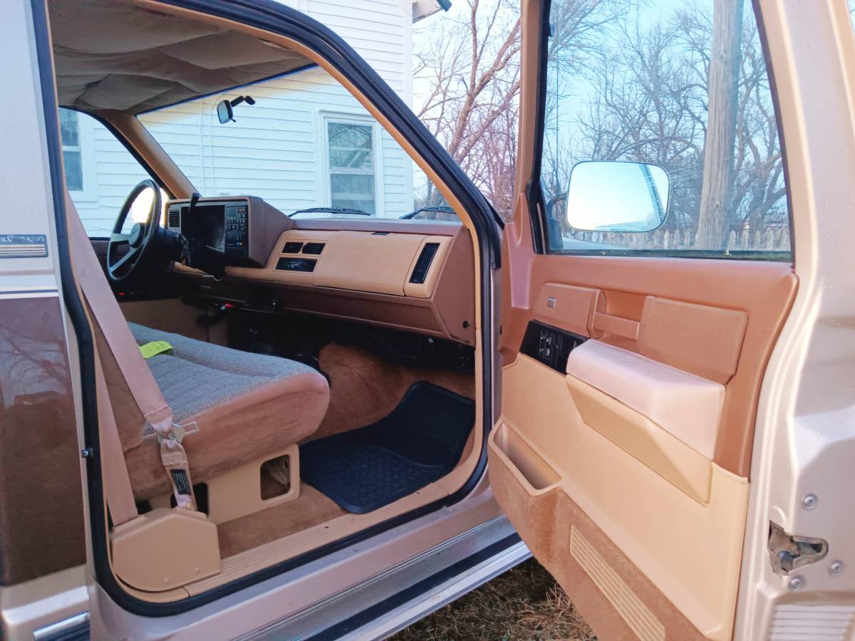 Chevrolet-Silverado-2500hd-1988-brown-1