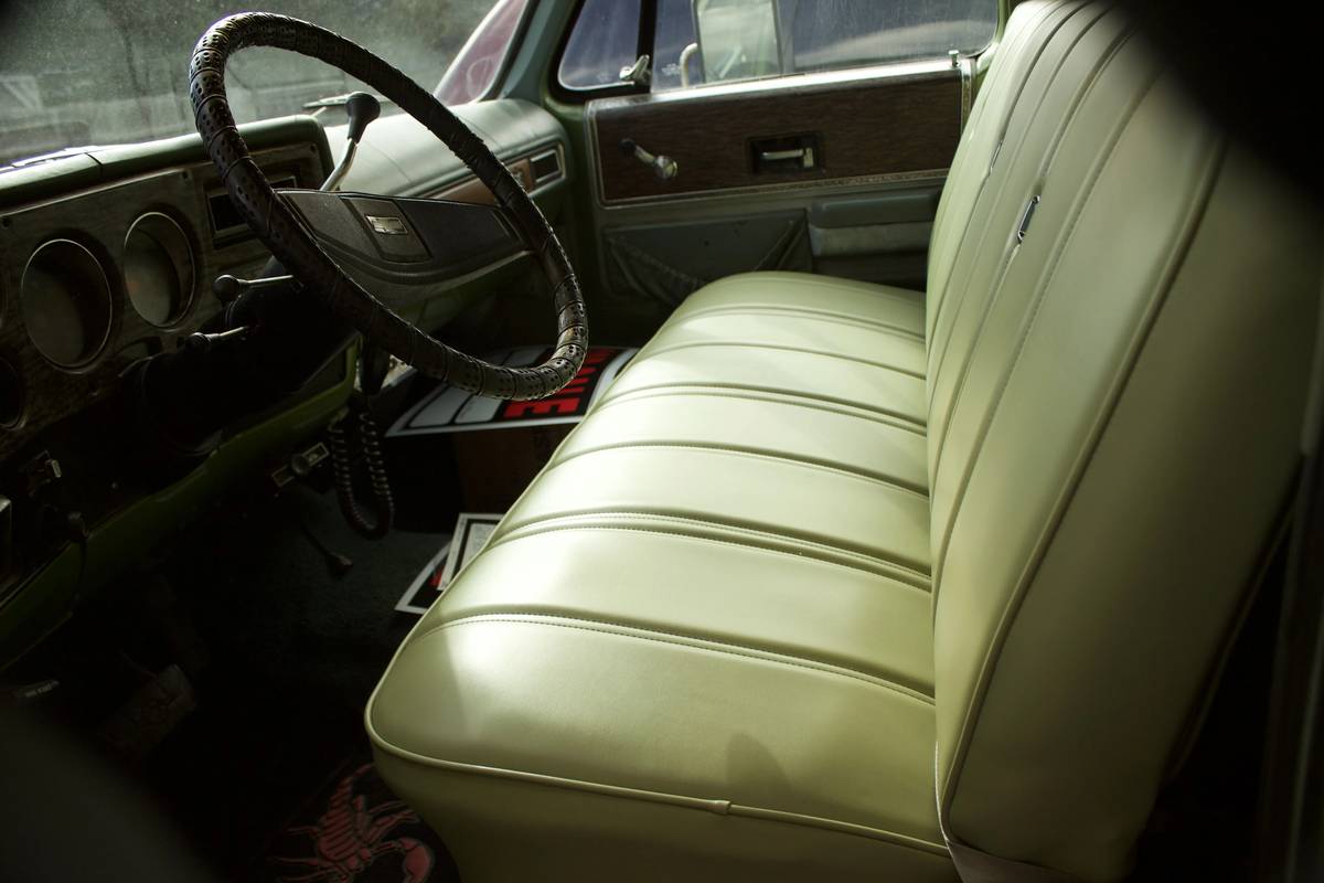 Chevrolet-Silverado-k-20-1976-green-12