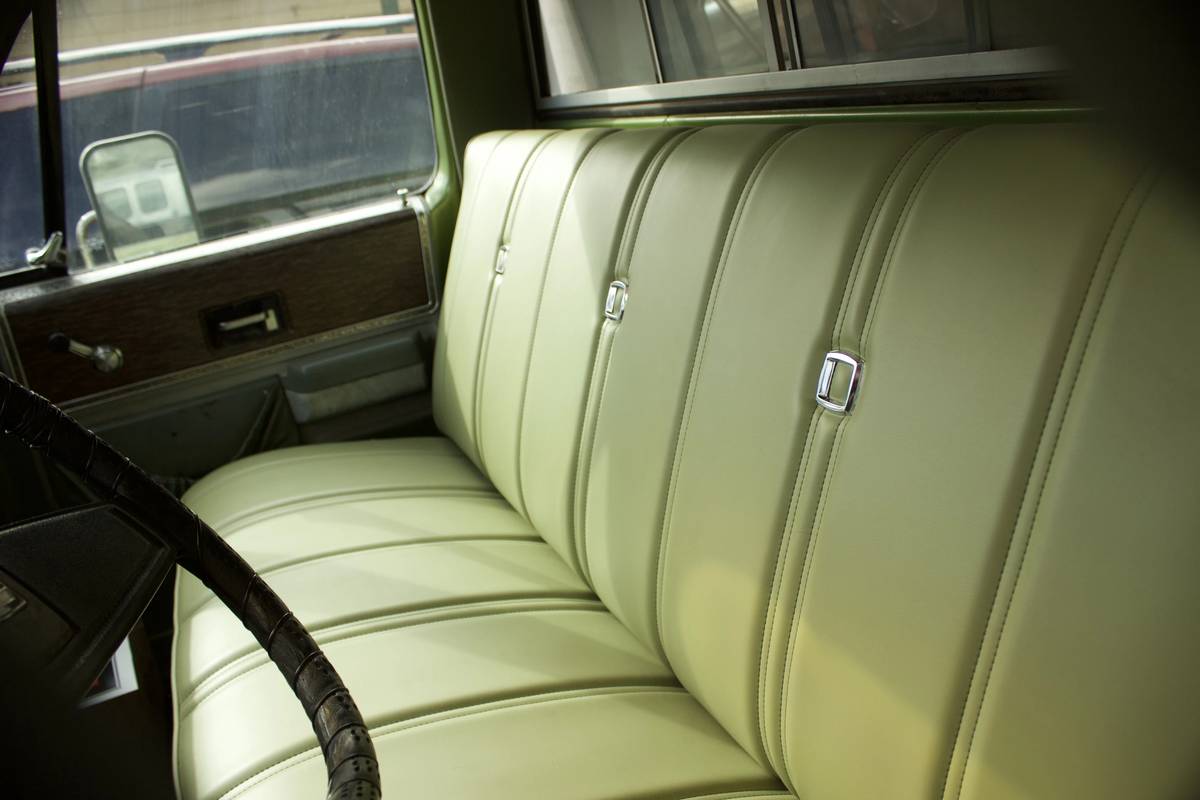 Chevrolet-Silverado-k-20-1976-green-13