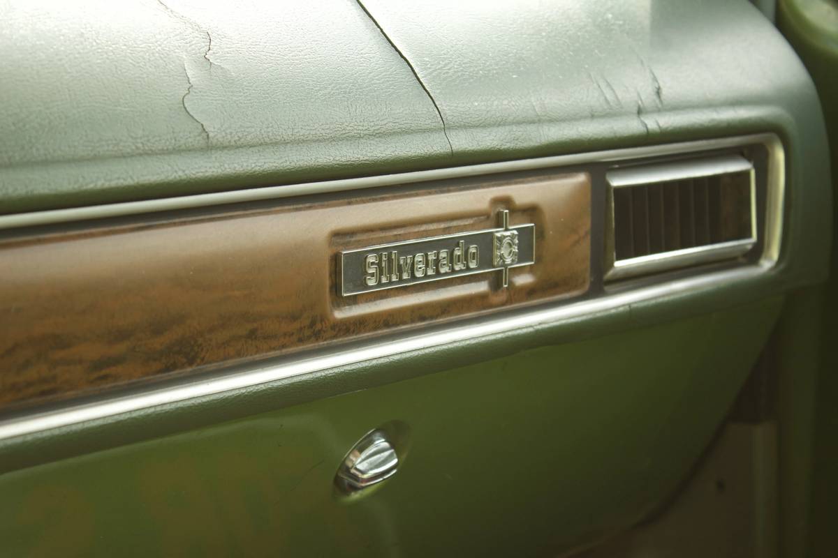 Chevrolet-Silverado-k-20-1976-green-15
