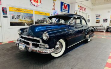 Chevrolet-Styleline-Deluxe-1952-SEDAN-1