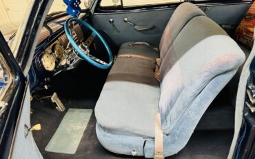 Chevrolet-Styleline-Deluxe-1952-SEDAN-32