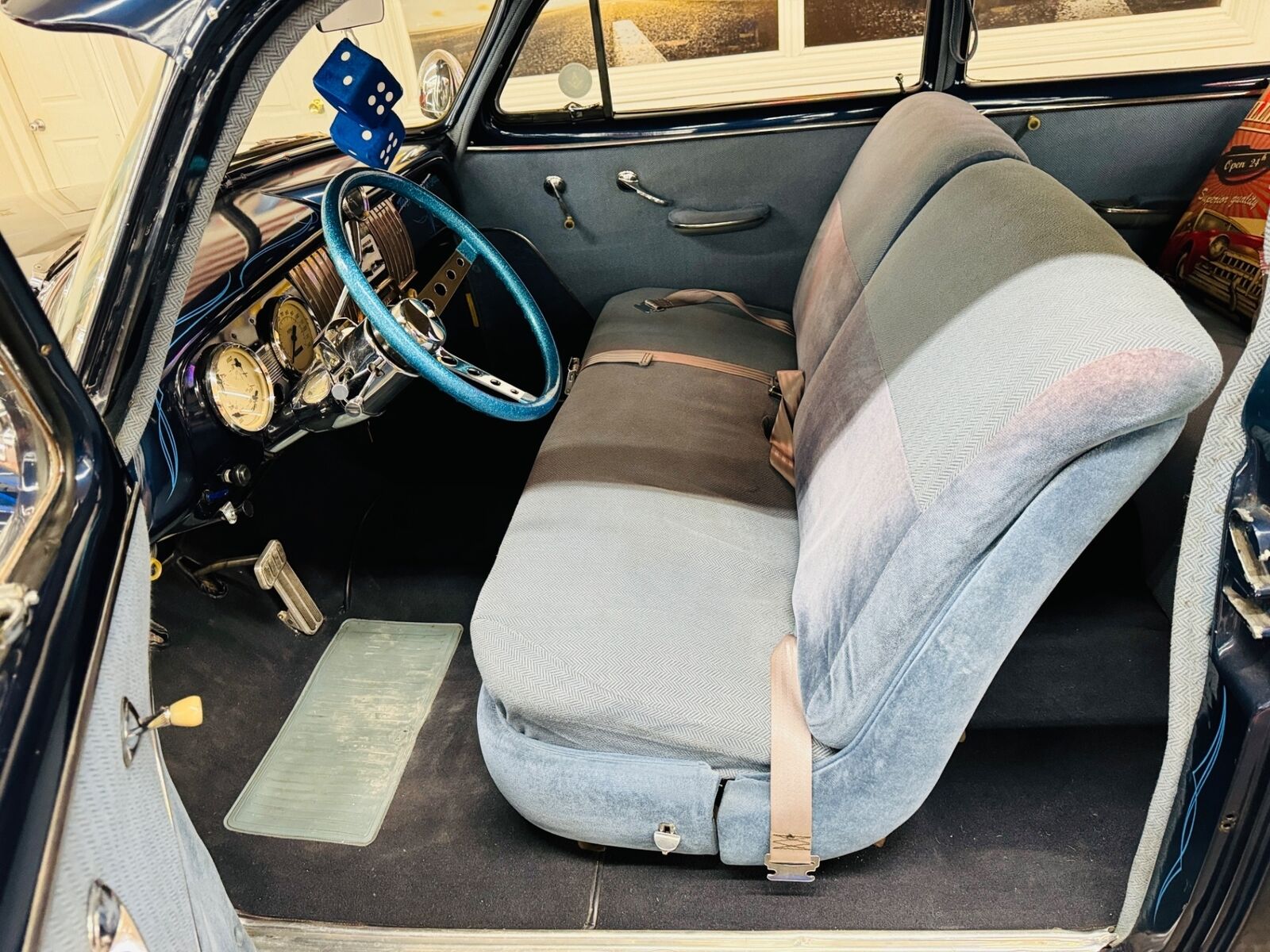 Chevrolet-Styleline-Deluxe-1952-SEDAN-32