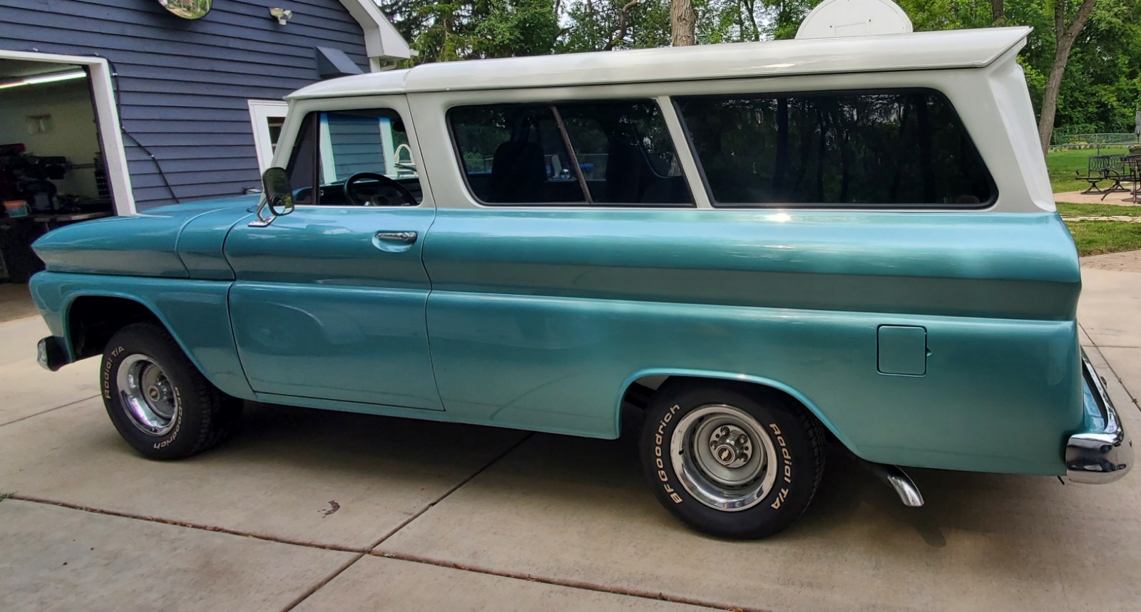 Chevrolet-Suburban-1965-SUV-1