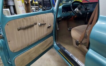 Chevrolet-Suburban-1965-SUV-17
