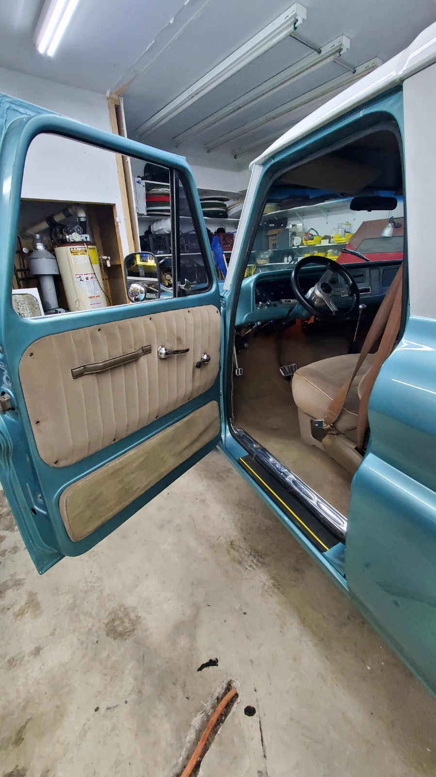 Chevrolet-Suburban-1965-SUV-17