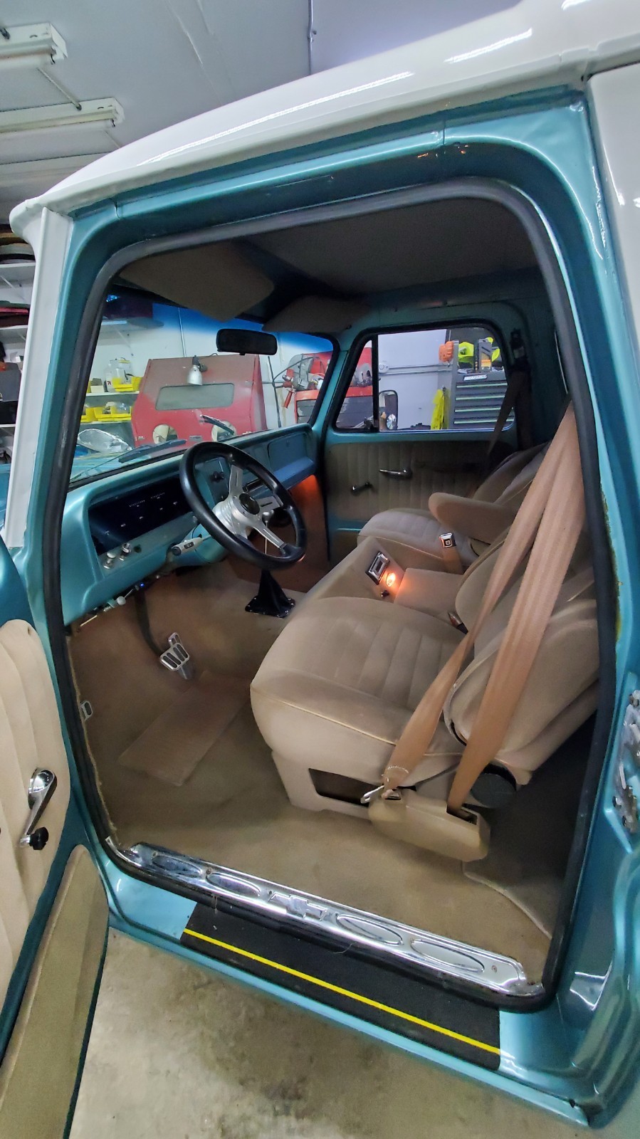 Chevrolet-Suburban-1965-SUV-18