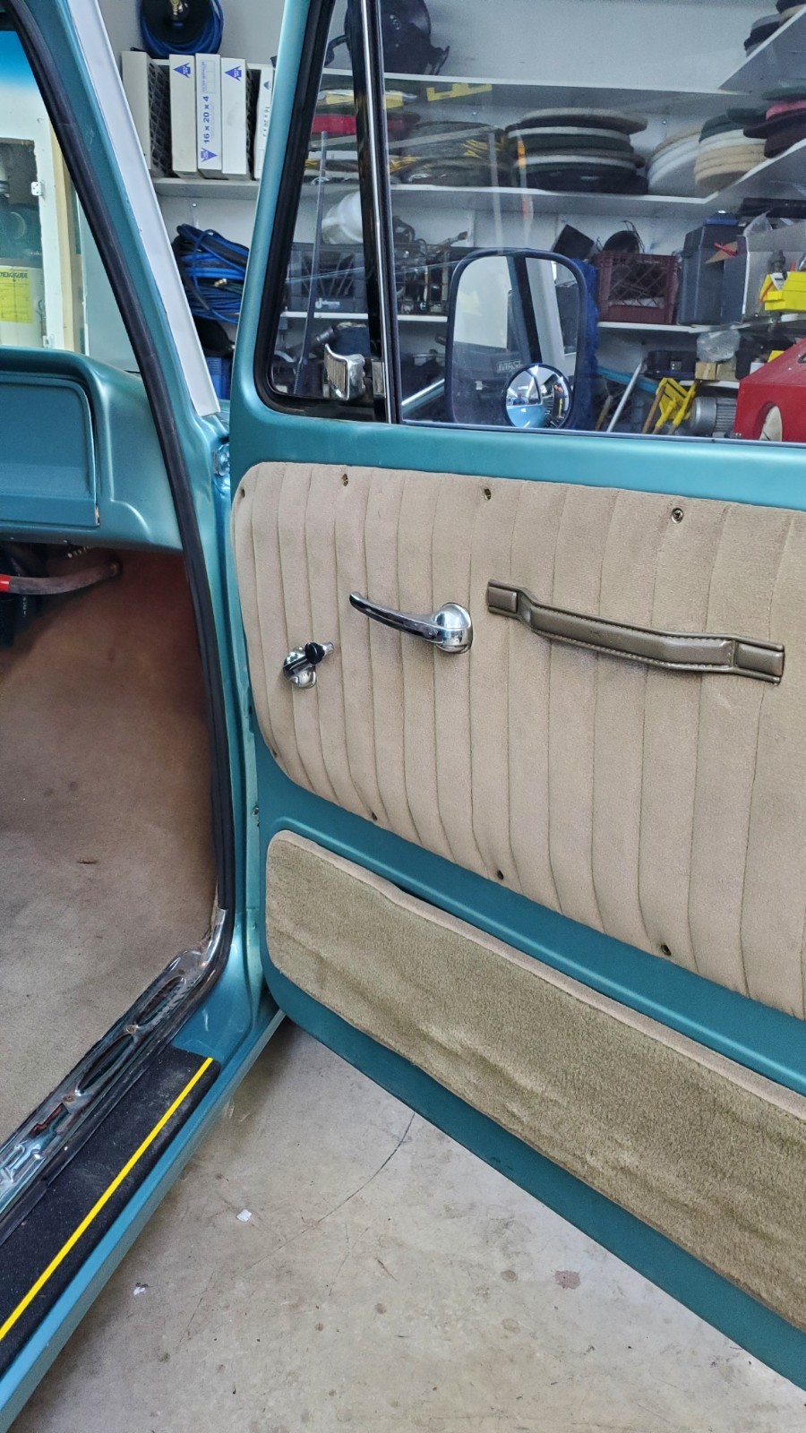 Chevrolet-Suburban-1965-SUV-3