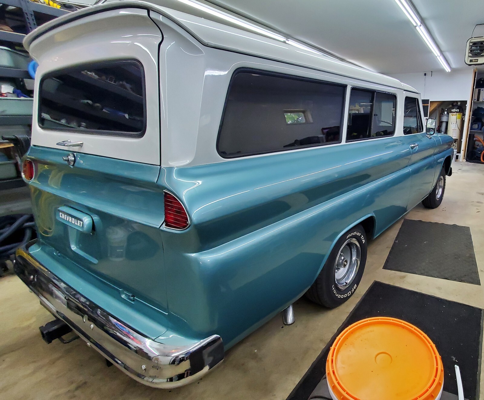 Chevrolet-Suburban-1965-SUV-32