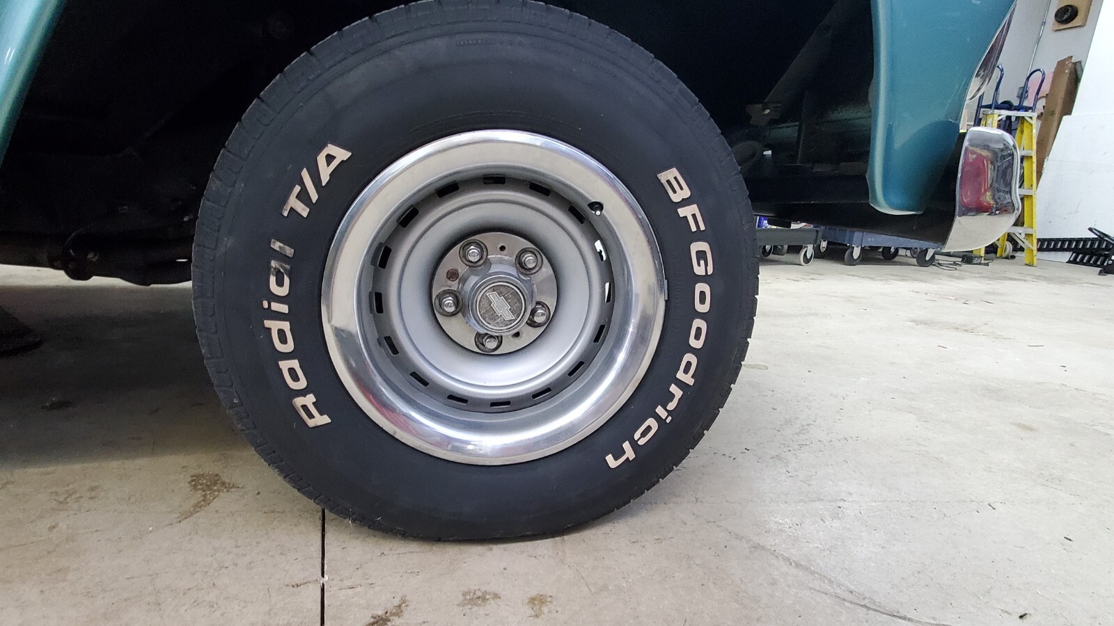 Chevrolet-Suburban-1965-SUV-35