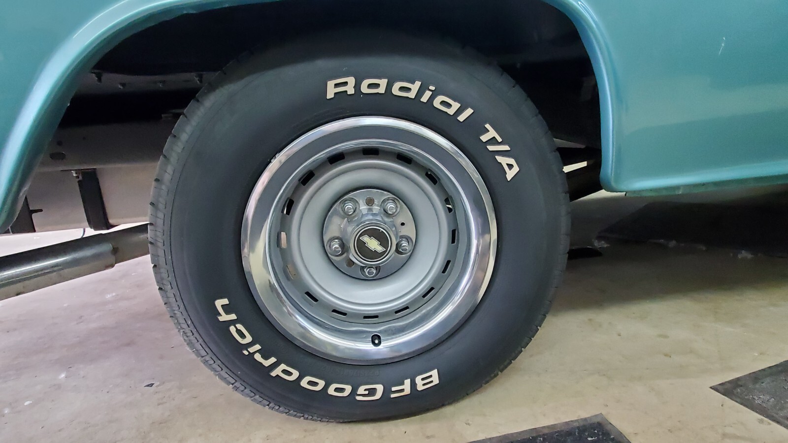 Chevrolet-Suburban-1965-SUV-36