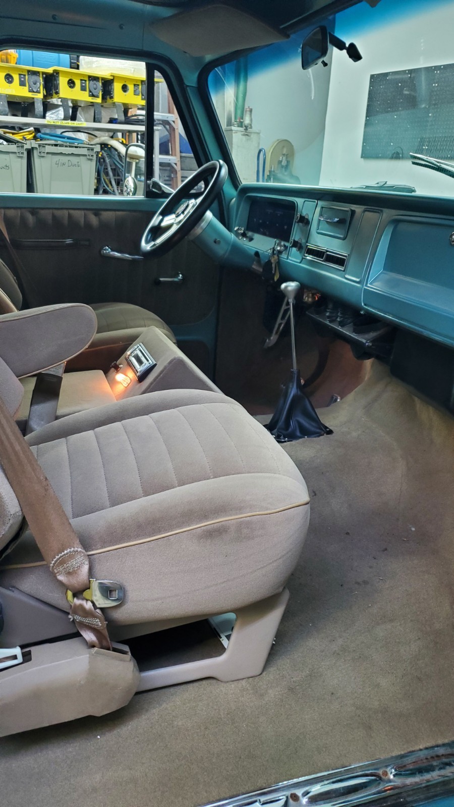 Chevrolet-Suburban-1965-SUV-4