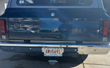Chevrolet-Suburban-1971-blue-1
