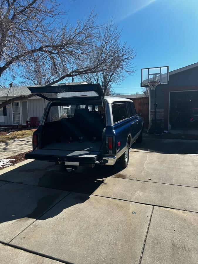 Chevrolet-Suburban-1971-blue-4