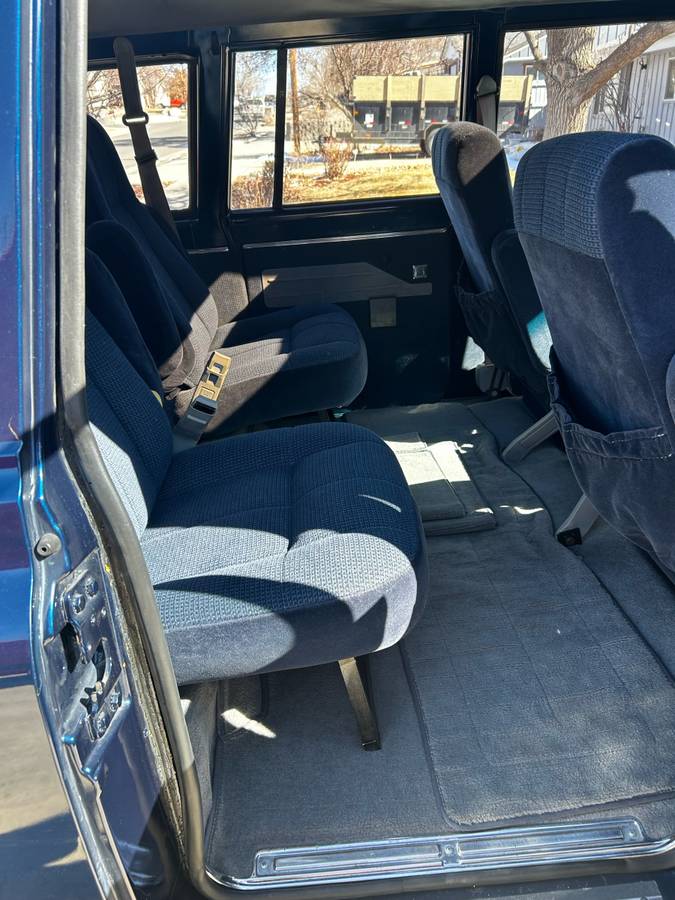 Chevrolet-Suburban-1971-blue-6