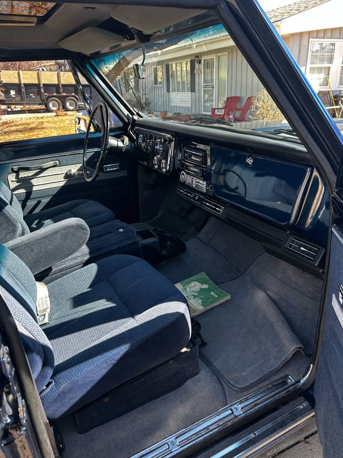 Chevrolet-Suburban-1971-blue-7