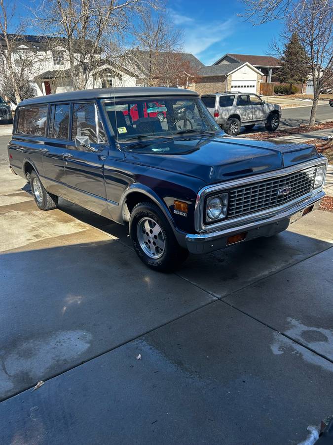 Chevrolet Suburban  1971 blue