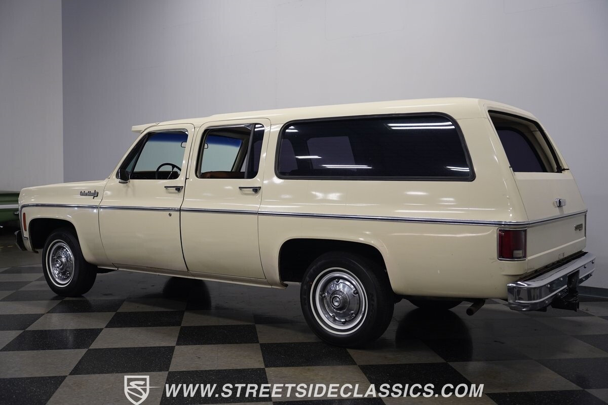 Chevrolet-Suburban-1973-SUV-11