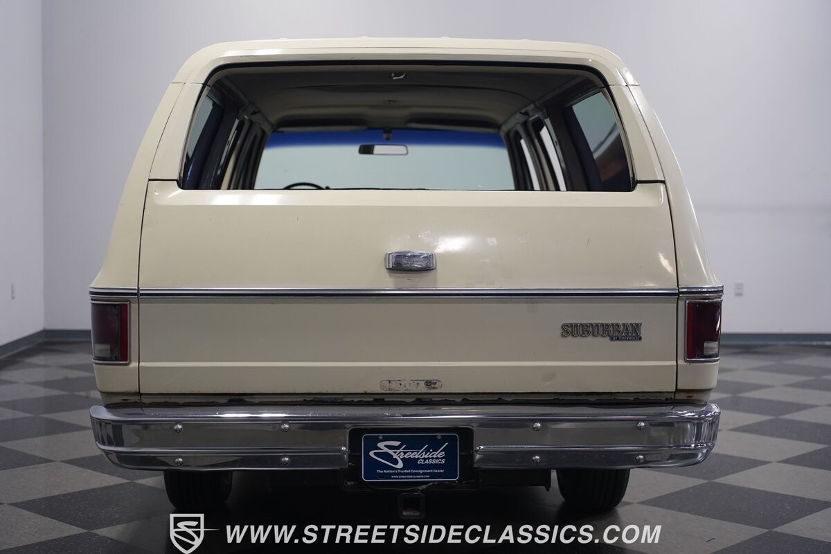 Chevrolet-Suburban-1973-SUV-13