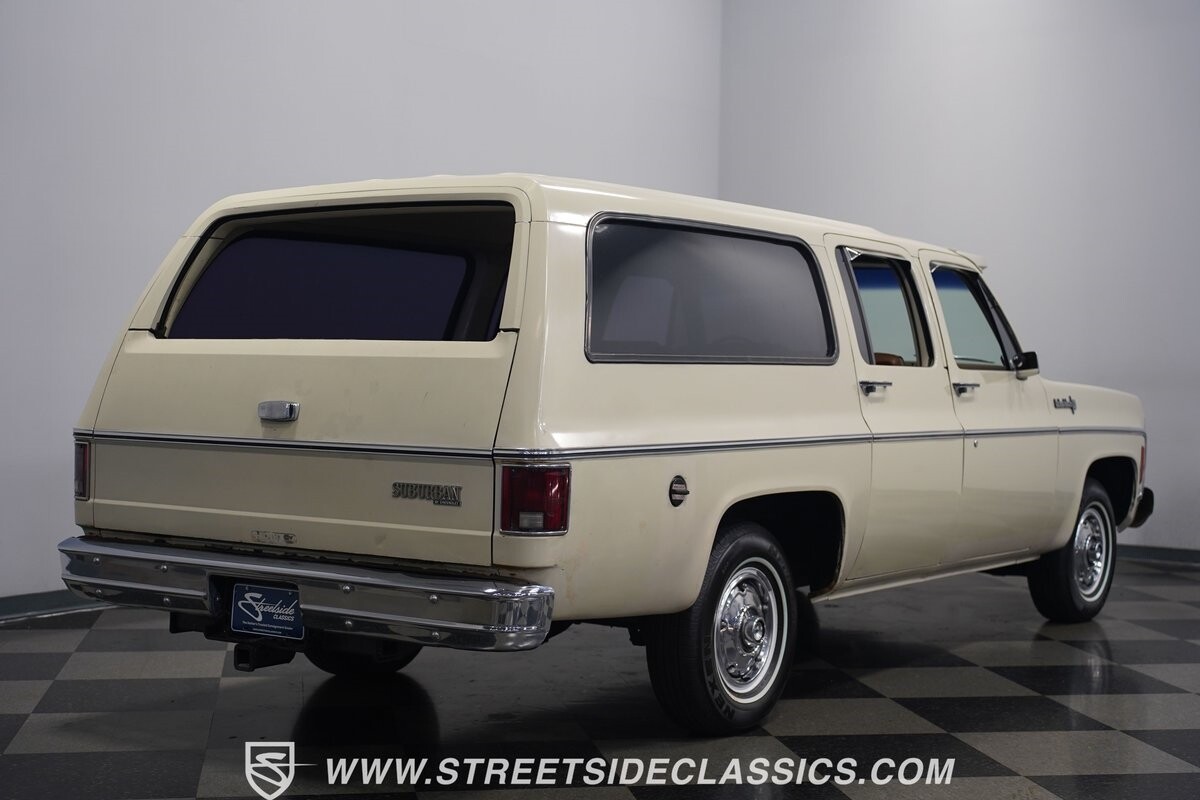 Chevrolet-Suburban-1973-SUV-14