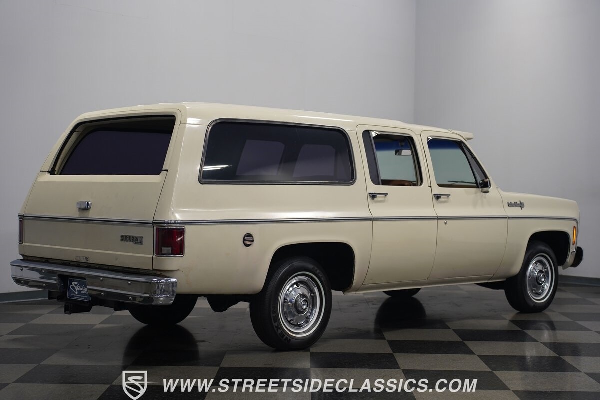 Chevrolet-Suburban-1973-SUV-15