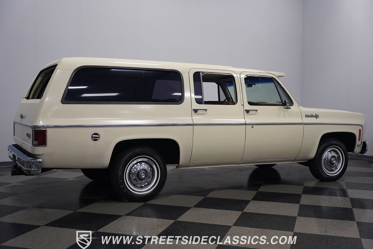 Chevrolet-Suburban-1973-SUV-16