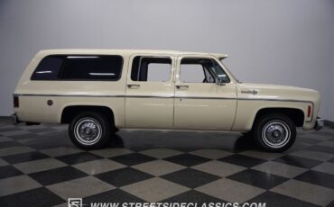 Chevrolet-Suburban-1973-SUV-17