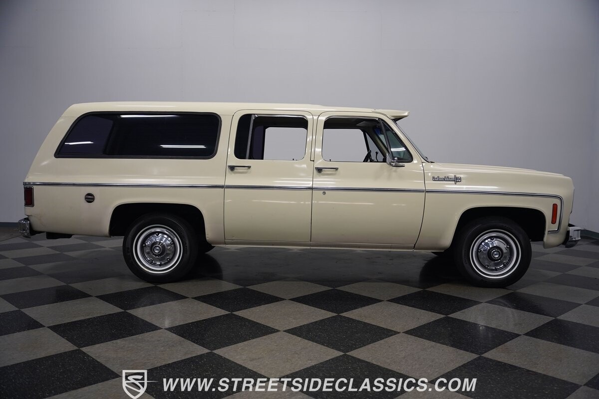Chevrolet-Suburban-1973-SUV-17