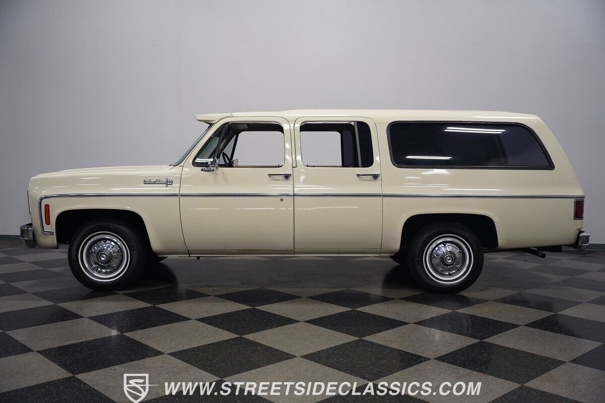 Chevrolet-Suburban-1973-SUV-2
