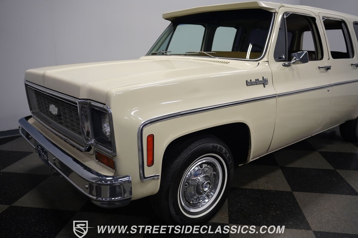 Chevrolet-Suburban-1973-SUV-23