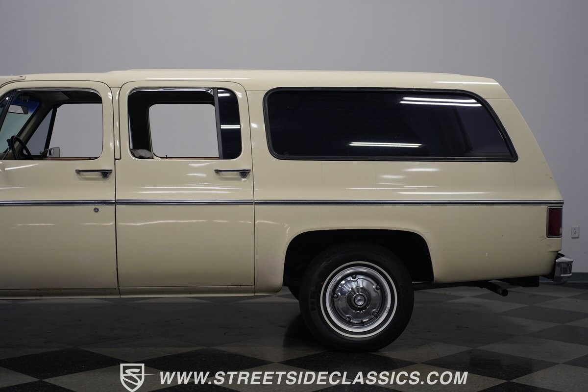 Chevrolet-Suburban-1973-SUV-26