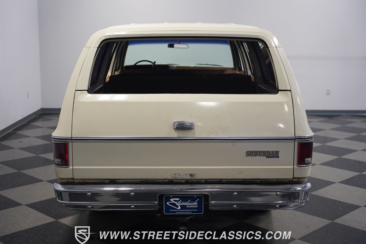 Chevrolet-Suburban-1973-SUV-28
