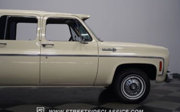 Chevrolet-Suburban-1973-SUV-32