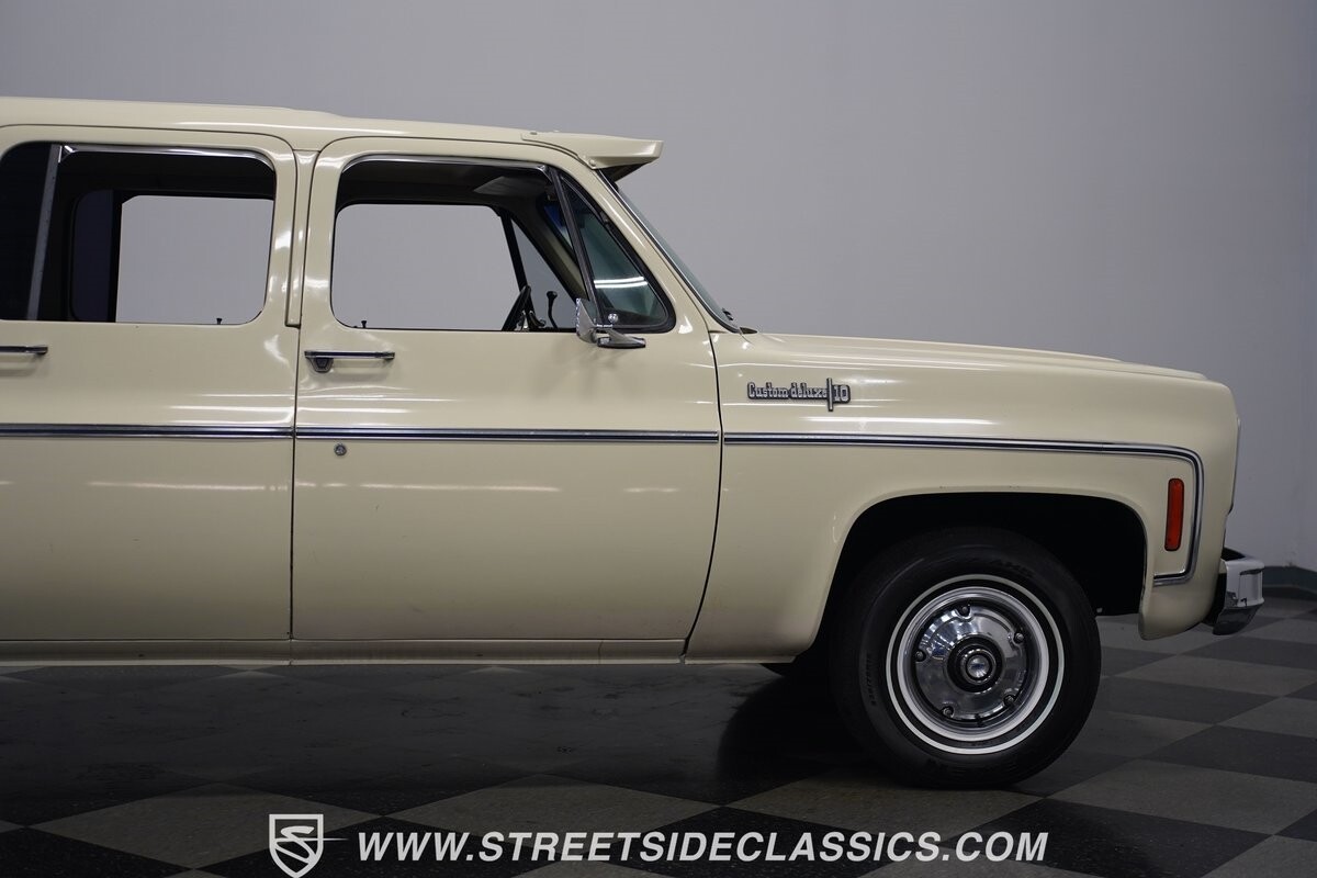 Chevrolet-Suburban-1973-SUV-32