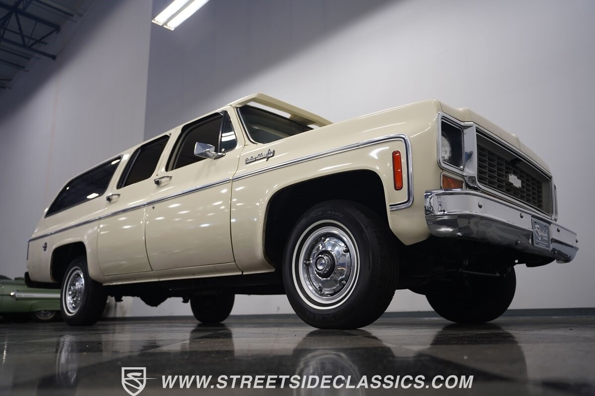 Chevrolet-Suburban-1973-SUV-33
