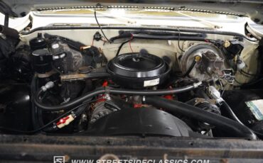 Chevrolet-Suburban-1973-SUV-36