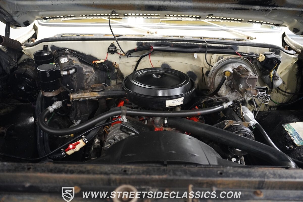 Chevrolet-Suburban-1973-SUV-36