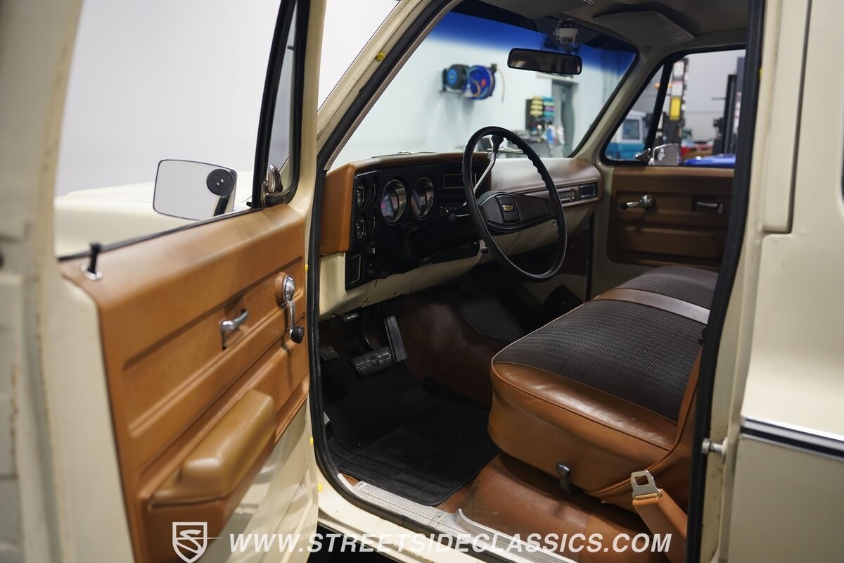 Chevrolet-Suburban-1973-SUV-38