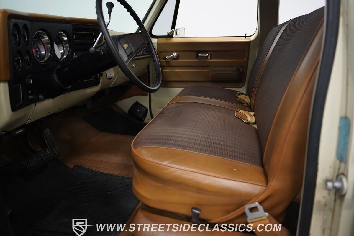 Chevrolet-Suburban-1973-SUV-4