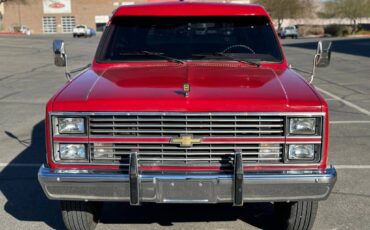 Chevrolet-Suburban-1984-red-1