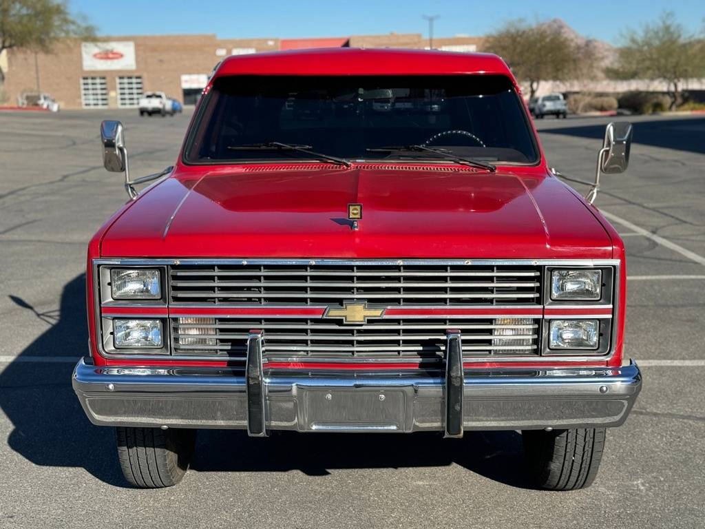 Chevrolet-Suburban-1984-red-1