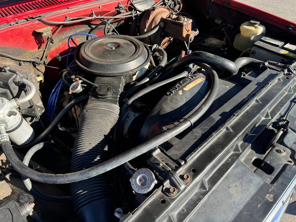 Chevrolet-Suburban-1984-red-10