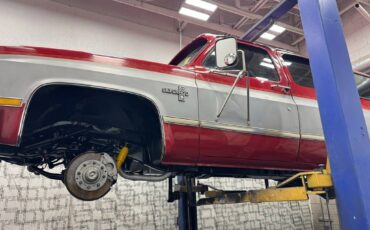Chevrolet-Suburban-1984-red-11