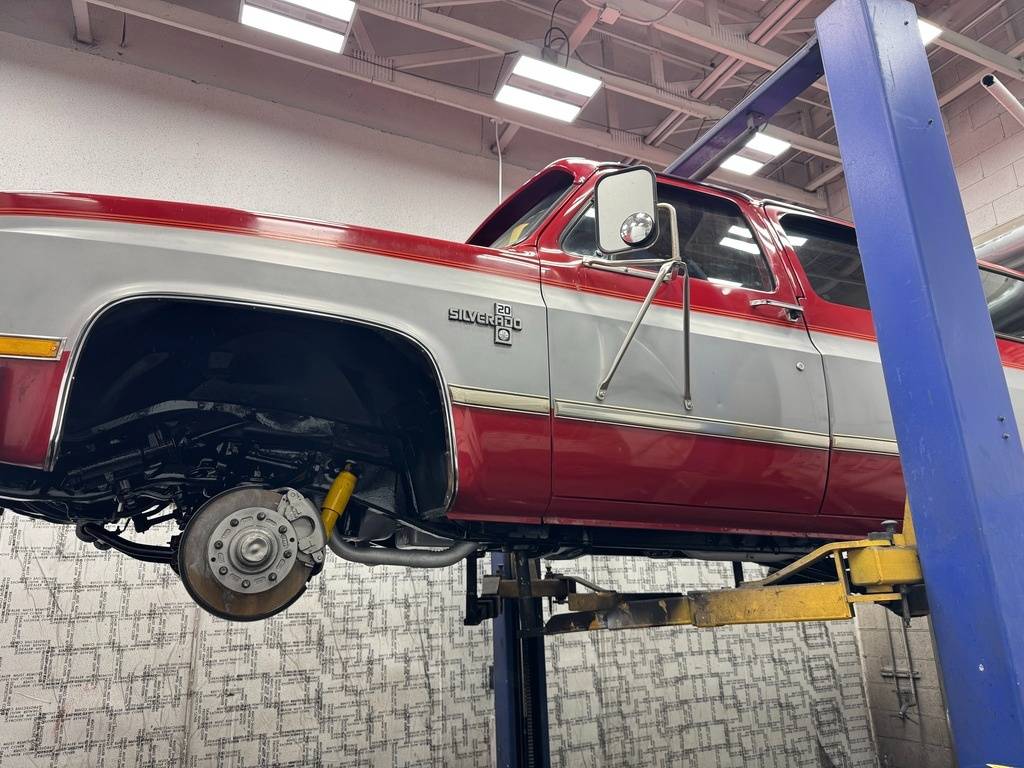 Chevrolet-Suburban-1984-red-11