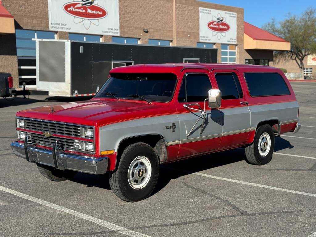 Chevrolet-Suburban-1984-red-19