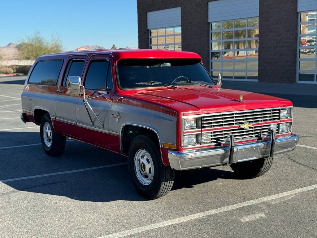 Chevrolet-Suburban-1984-red-2