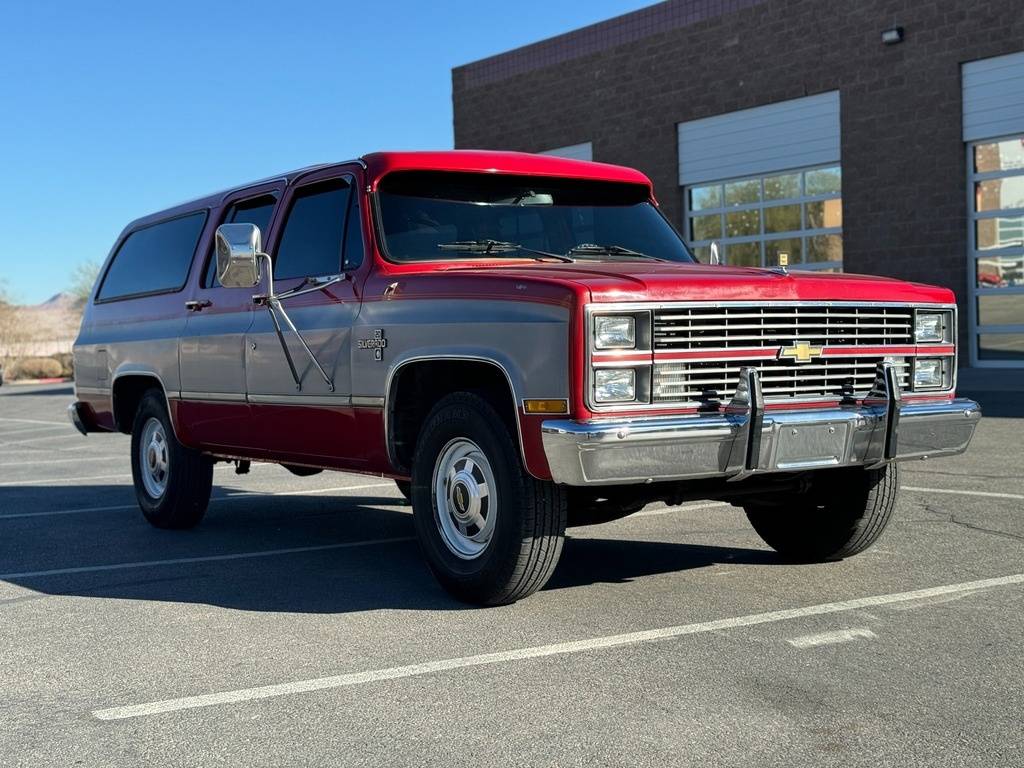 Chevrolet-Suburban-1984-red-21