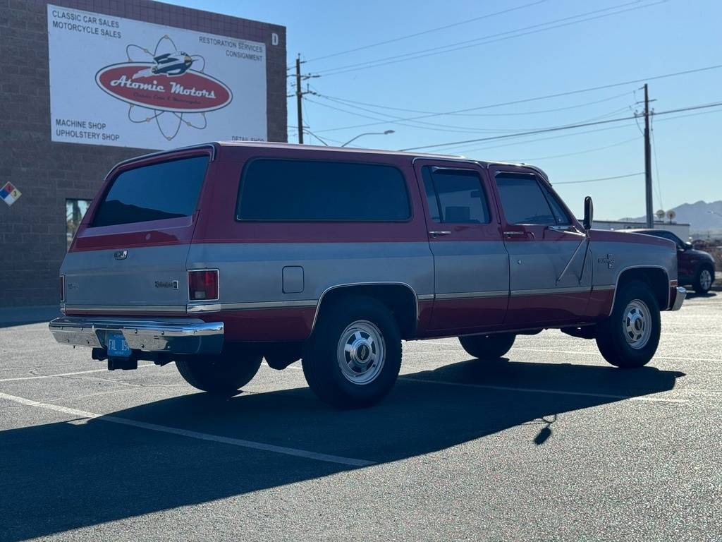 Chevrolet-Suburban-1984-red-22
