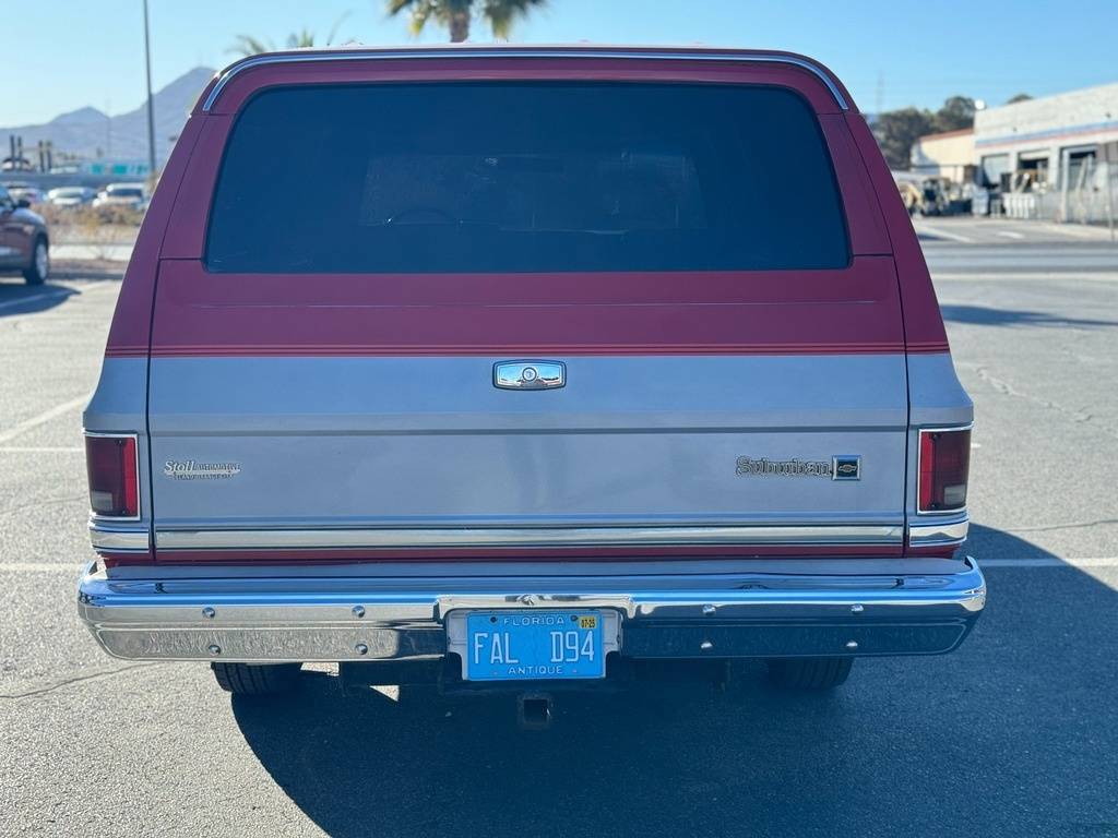 Chevrolet-Suburban-1984-red-23