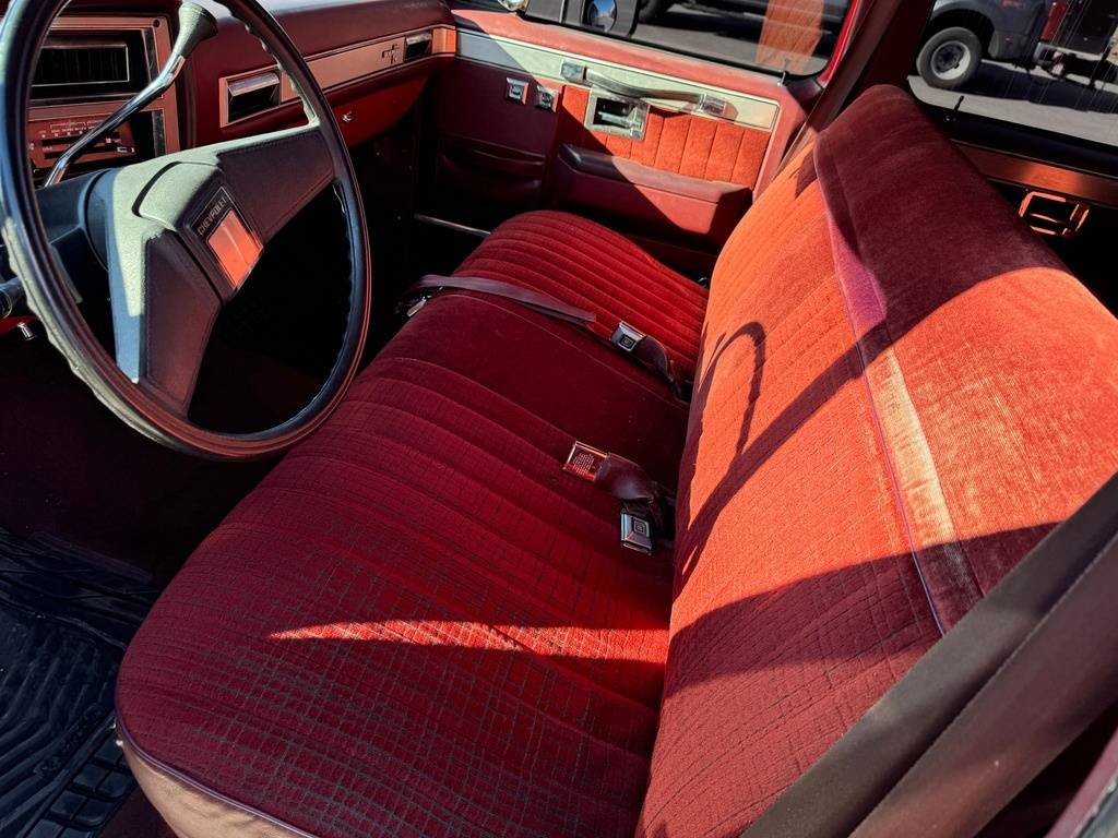 Chevrolet-Suburban-1984-red-3